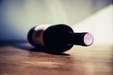 Bottiglia di vino su tavolo di legno