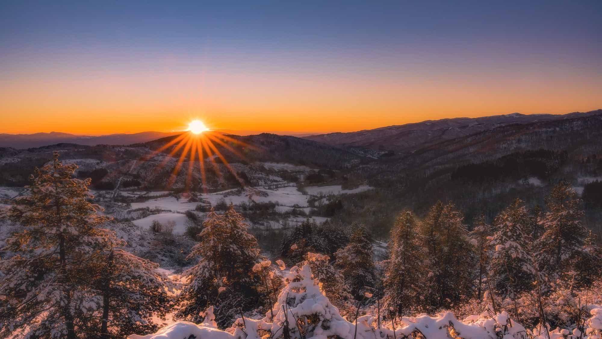 Alba invernale sulle montagne del Casentino in una fredda mattina di dicembre