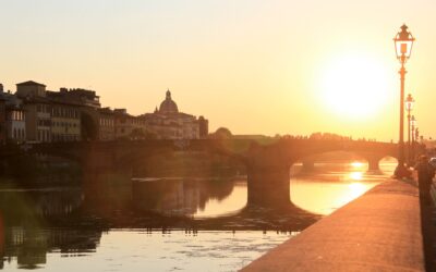 Tramonto sul fiume Armo tra i ponti di Firenze con sagoma di lampioni e Cupola del Cestello