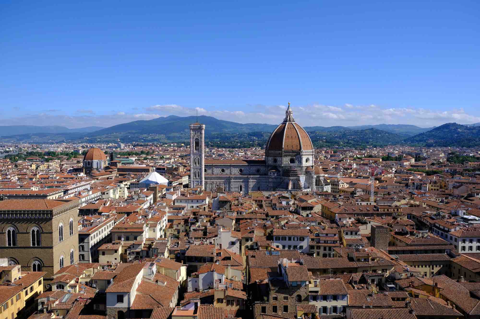Panorama su Firenze con vista Duomo, Campanile e centro storico in una giornata di sole