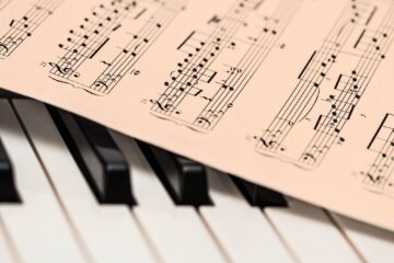 Tastiera di pianoforte con spartito musicale