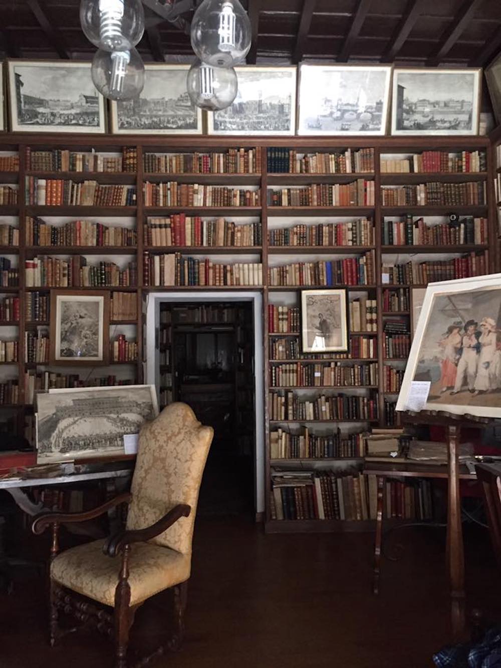 Interno della Libreria Antiquaria Gozzini a Firenze