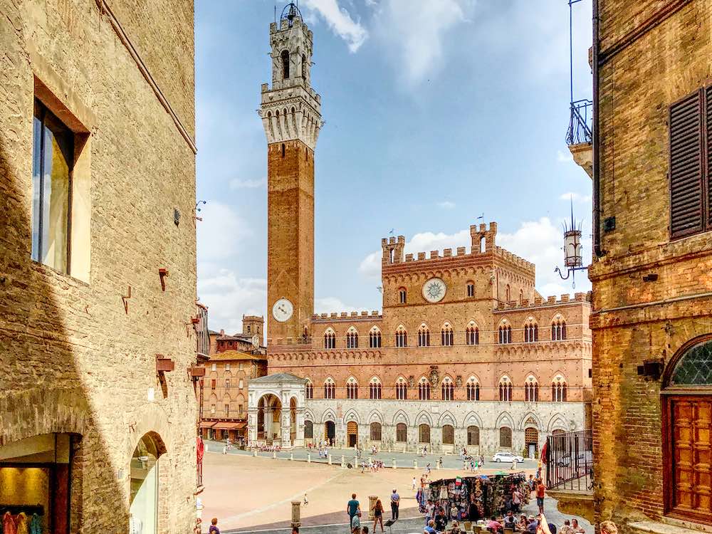 Veduta sulla Torre del Mangia e su Piazza del Campo a Siena, Toscana