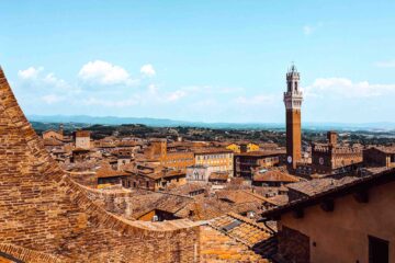 Panorama di Siena con la Torre del Mangia e i tetti delle case
