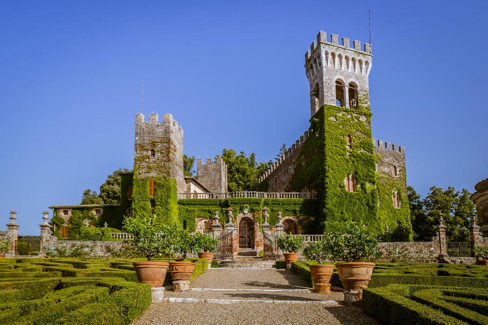 Esterno del Castello di Celsa sulla Montagnola senese in Toscana