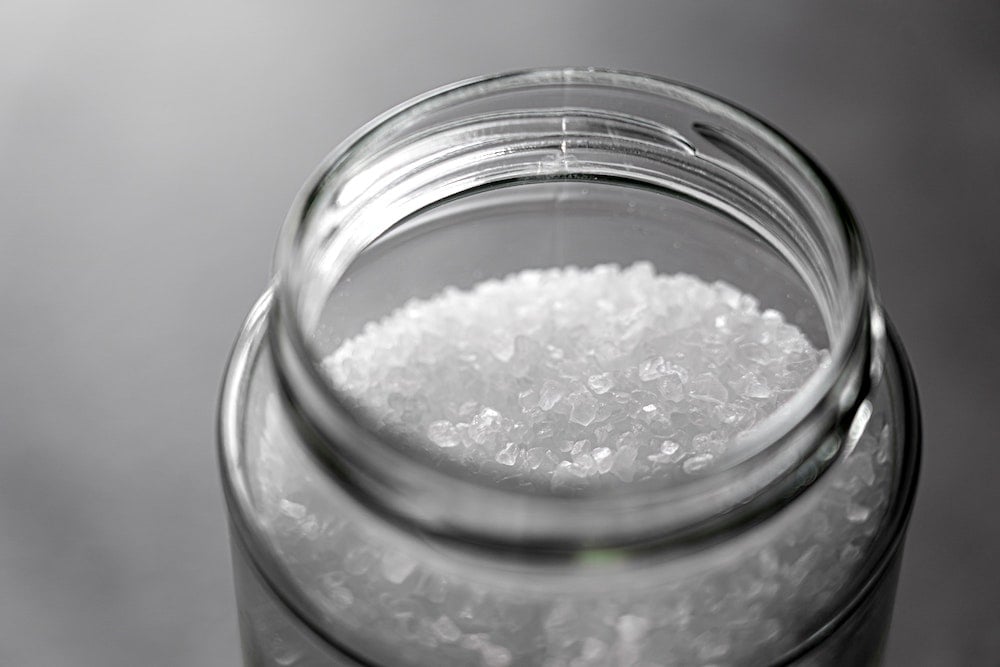 Barattolo di vetro contenente sale grosso