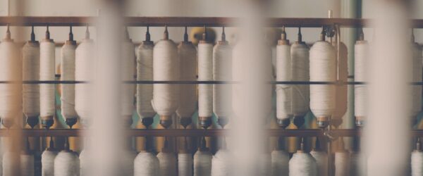 Rocchetti di filo di cotone in un museo del tessuto