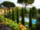 Struttura con piscina e idromassaggio in giardino in Toscana