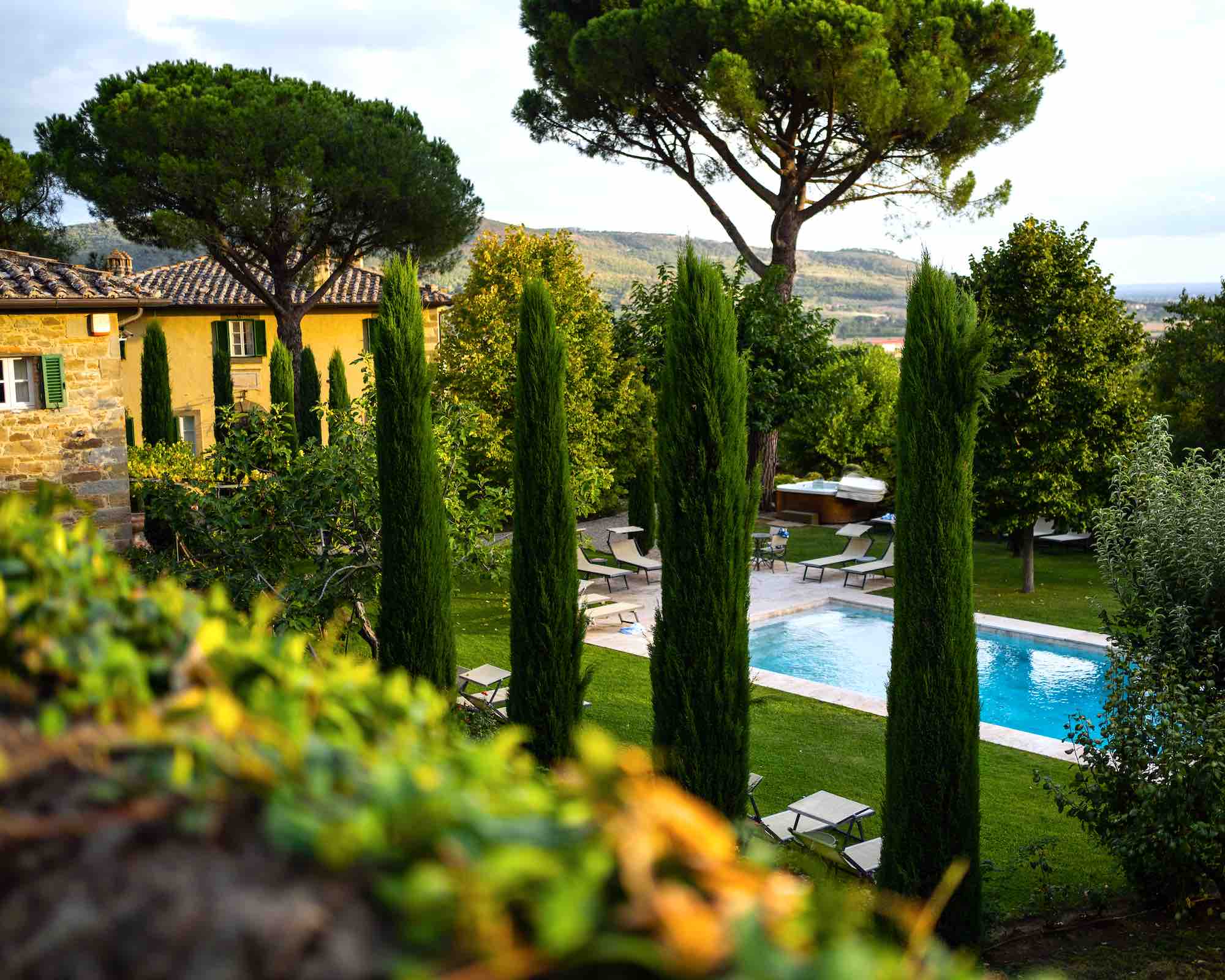 Struttura con piscina e idromassaggio in giardino in Toscana