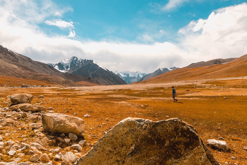 Panorama sulle montagne in Pakistan con persona che cammina