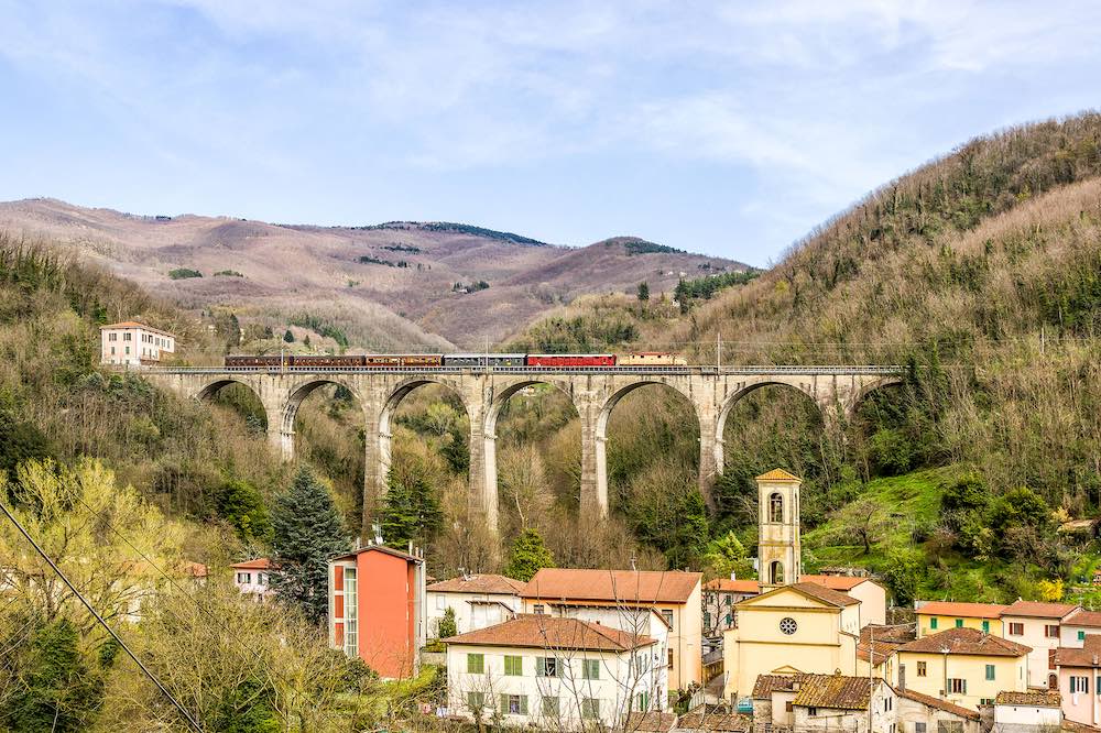 Il Porrettana Express è un treno turistico che attraversa l'Appennino pistoiese
