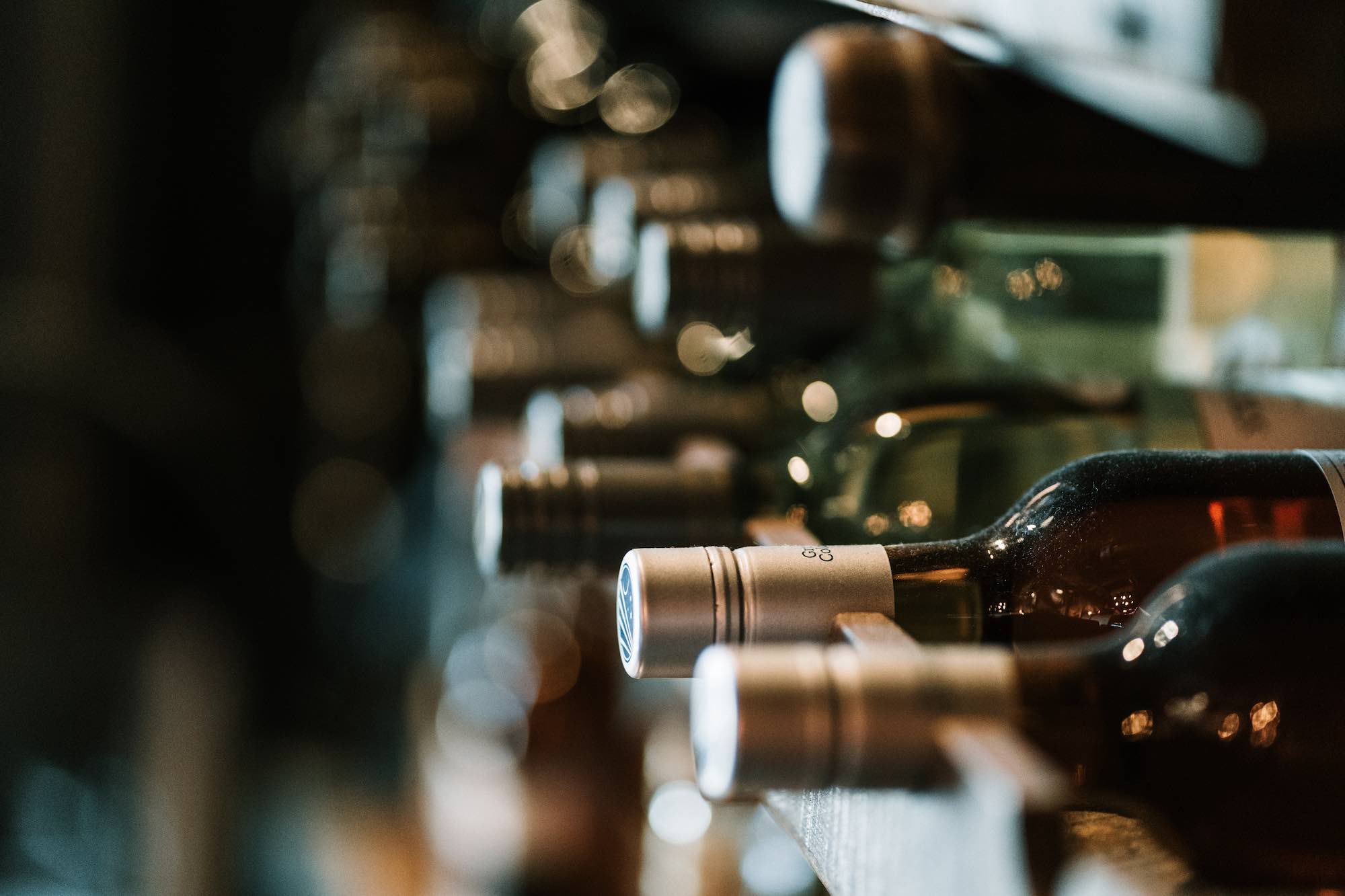 Bottiglie di vino ordinate in un espositore