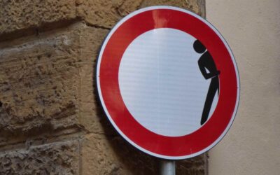 Un'opera del famoso artista contemporaneo Clet a Firenze su un cartello stradale