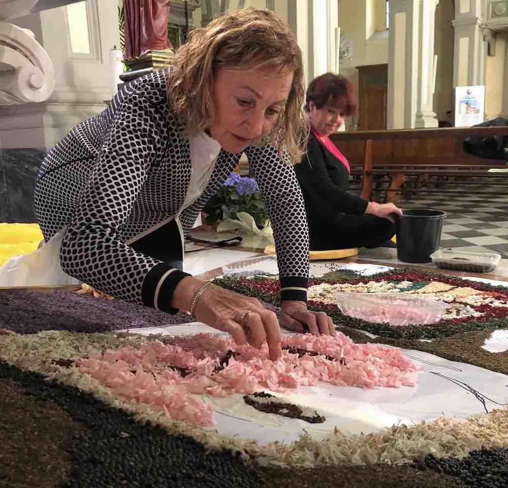 Signora prepara mosaico in fiori per l'Infiorata di Fucecchio