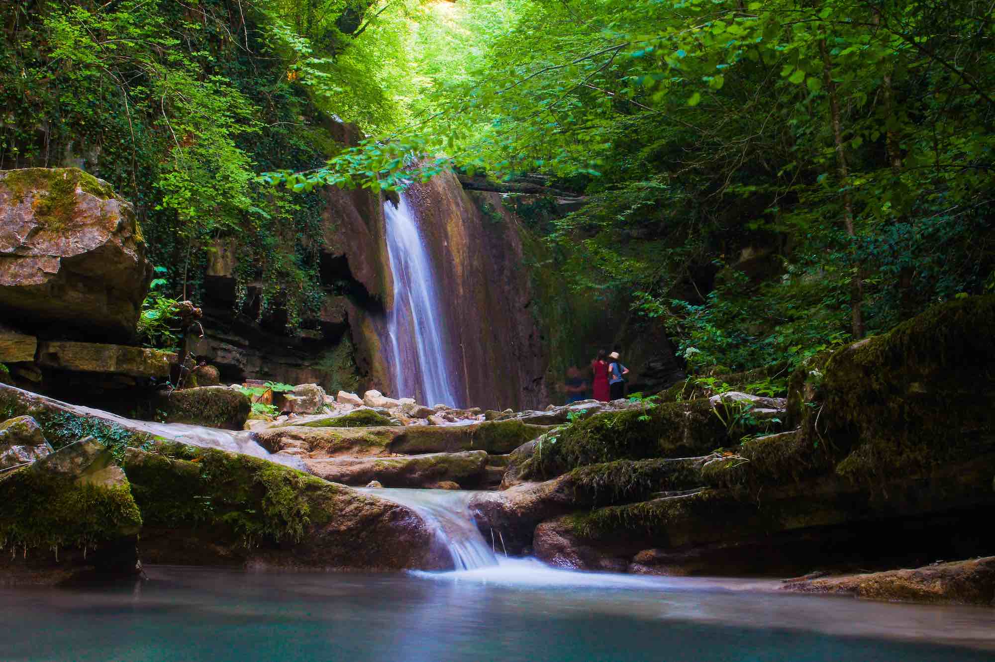 Cascata in un bosco dove fare river trekking in Toscana