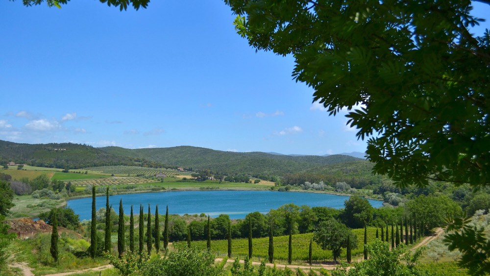 Il Lago dell'Accesa è un bellissimo spettro d'acqua in Toscana vicino a Vetulonia