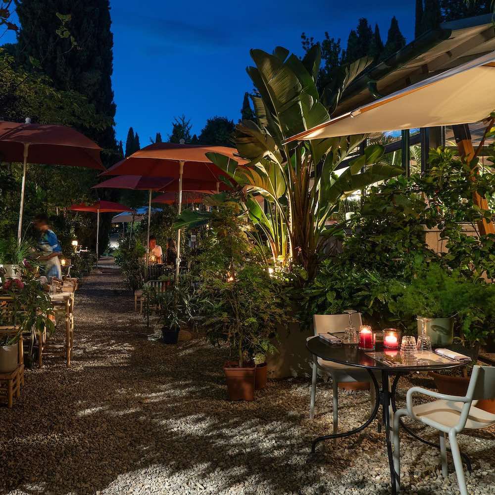 Le Lune è un ristorante a Firenze dove i tavoli sono apparecchiati nel vivaio