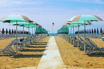 Spiaggia della Versilia con ombrelloni aperti