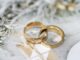 Due fedi d'oro su tavolo durante un matrimonio in Toscana