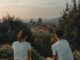 Una coppia guarda il panorama sulla città di Firenze