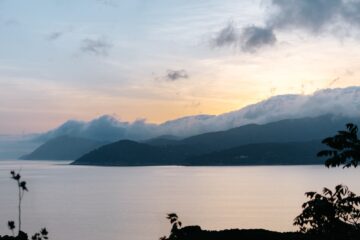 L'isola d'Elba all'alba con nuvole
