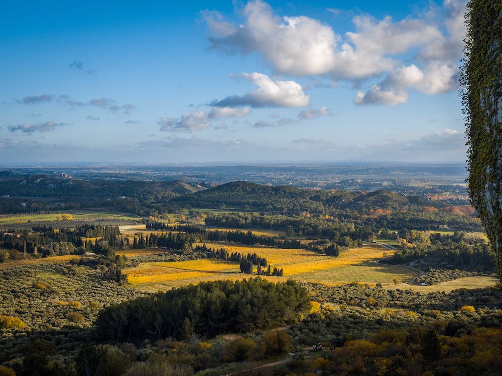Panorama di campi e colline in Provenza, Francia