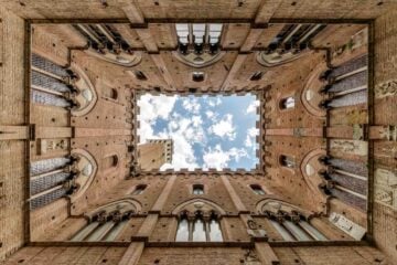 Torre del Mangia a Siena ripresa dal basso verso il cielo