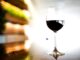 Bicchiere di vino rosso in controluce in azienda vitivincola