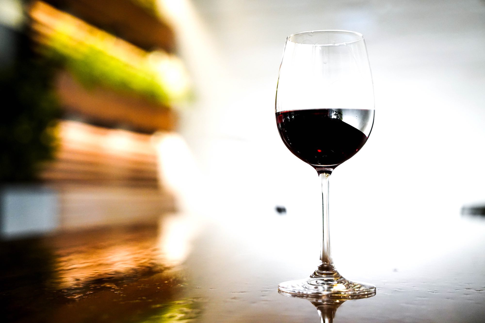 Bicchiere di vino rosso in controluce in azienda vitivincola