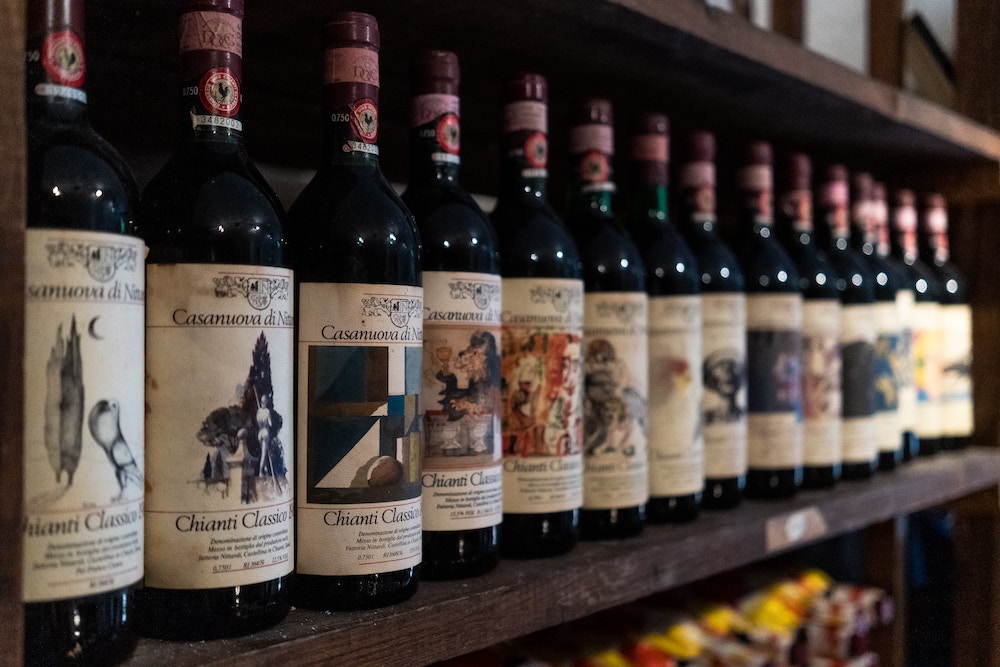Bottiglie di vino Chianti Classico in esposizione