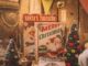 Oggetti natalizi vintage in un mercatino di Natale in Toscana