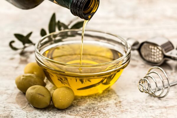 Ciotola di vetro con olio di oliva