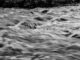 Foto in bianco e nero di un fiume in piena
