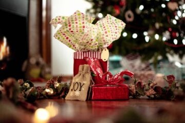 Pacchetti di Natale sotto l'albero