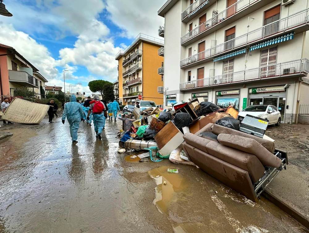 Rifiuti ammassati per strada dopo l'alluvione in Toscana