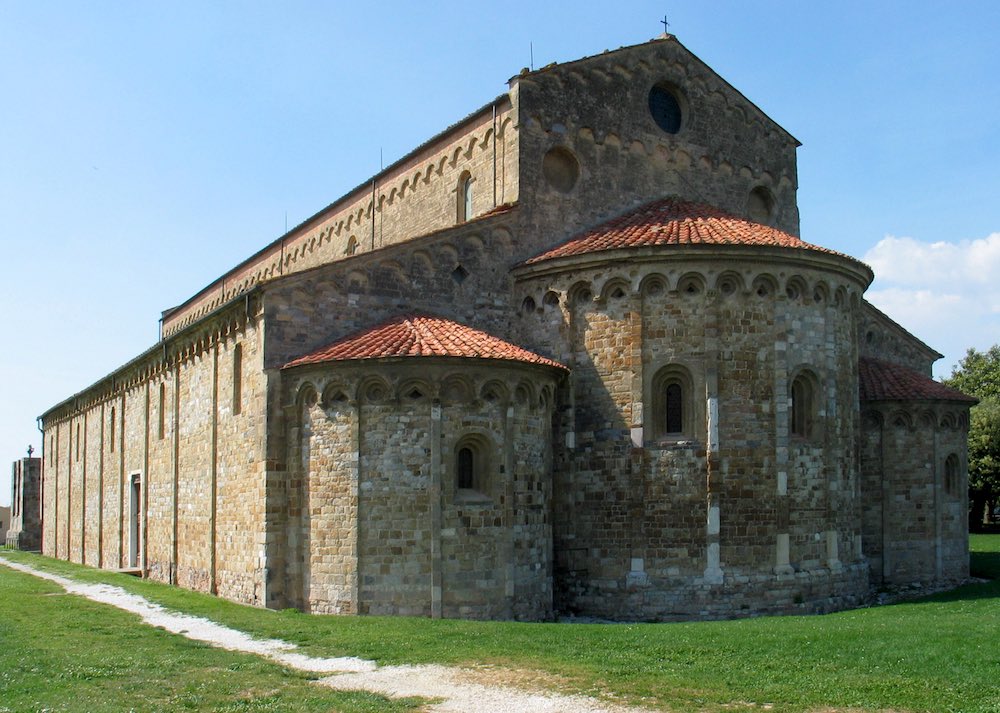 Chiesa di San Piero a Grado, in provincia di Pisa, uno dei luoghi dove vedere il presepe vivente in Toscana 