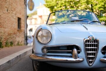 Macchina decapottabile Alfa Romeo in un borgo