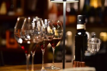 Bicchieri di vino in un ristorante a Montepulciano