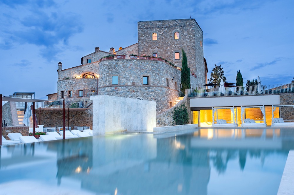 Esterno e piscina del Castello di Velona Resort in Toscana