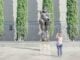Donna fotografa una statua di Fernando Botero in una piazza