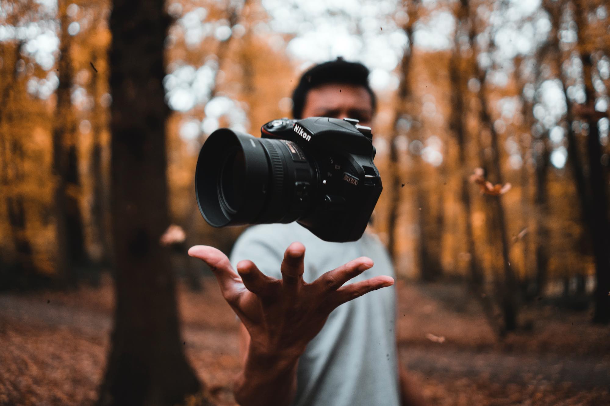 Ragazzo con macchina fotografica nel Parco delle Foreste Casentinesi