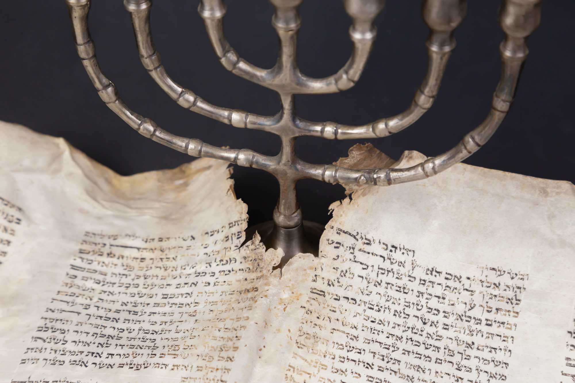 Immagine della Bibbia con candelabro ebraico