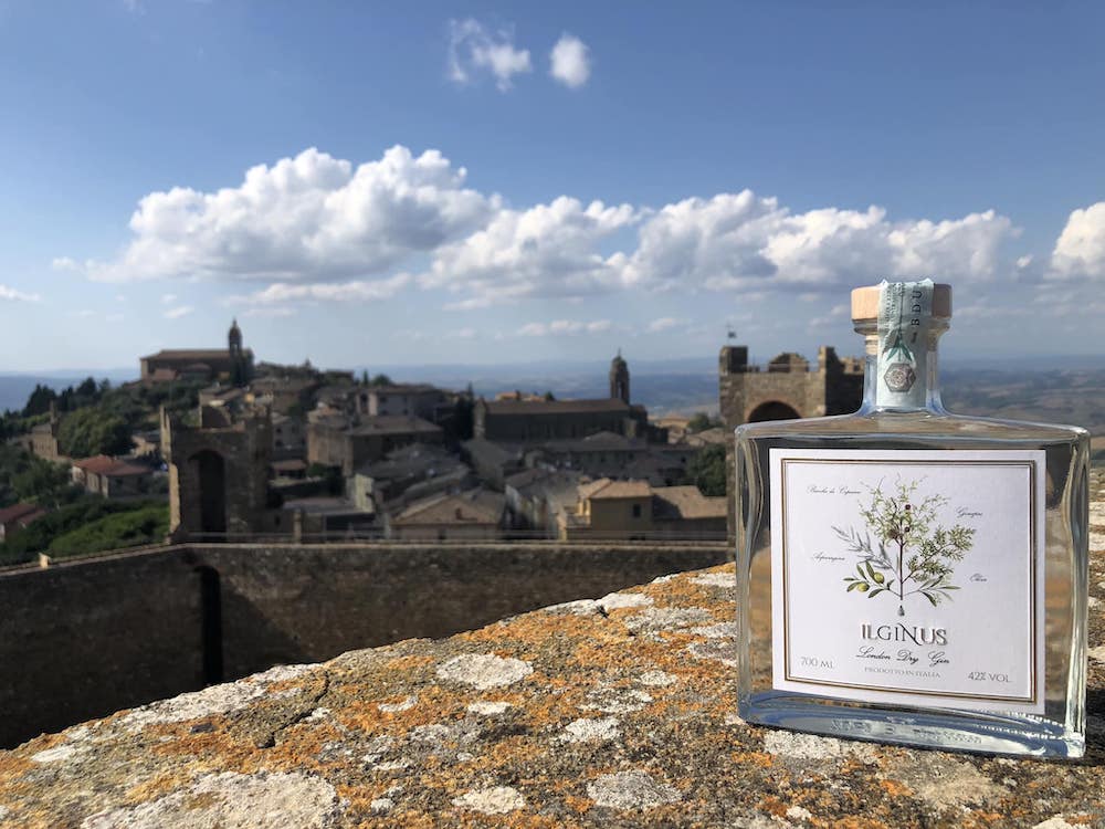 Bottiglia di gin Il Ginus a Montalcino