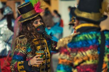 Persone in festa e in maschera per il Carnevale