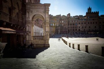 Vista su Piazza del Campo a Siena in una giornata di sole