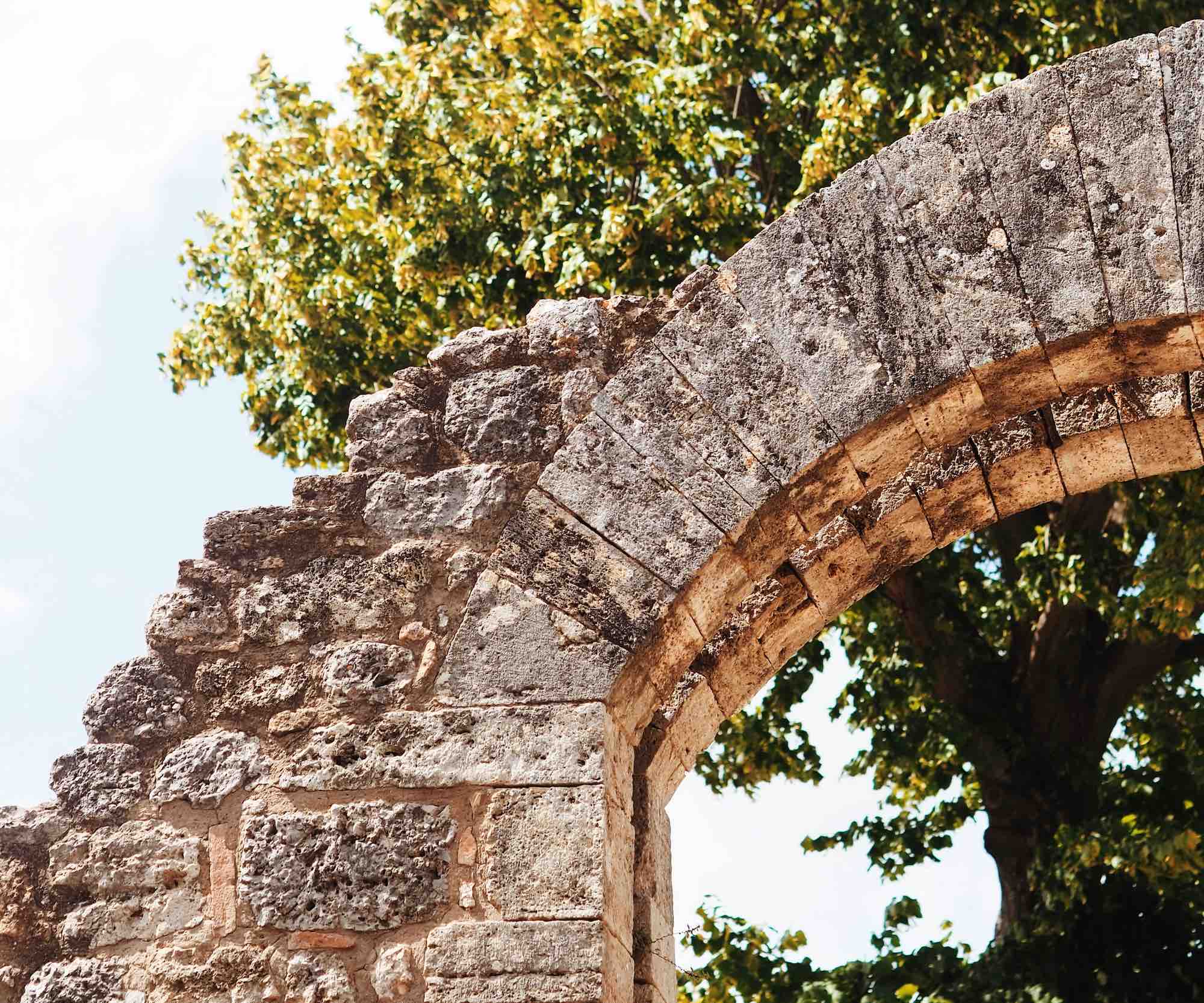 Arco nelle antiche mura di Volterra