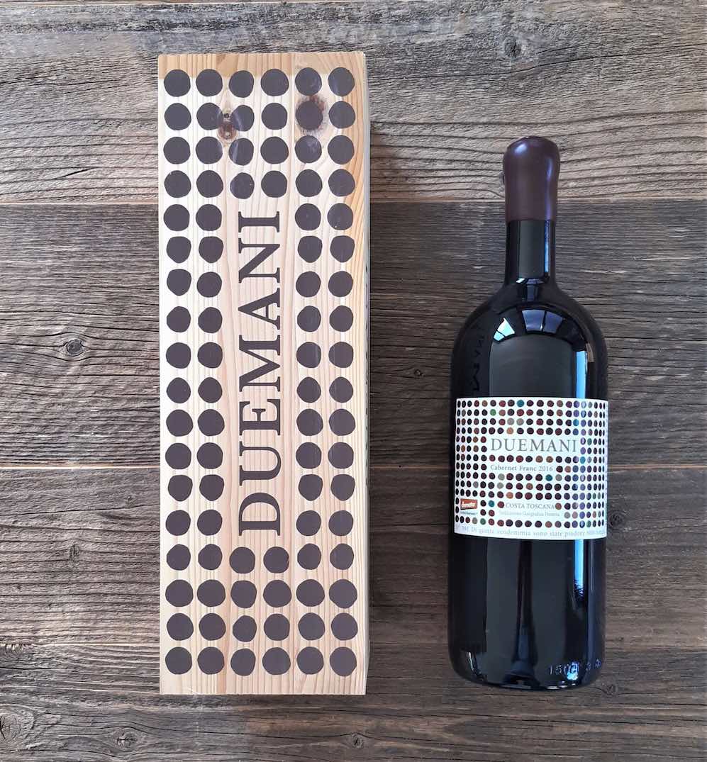 Bottiglia di vino Duemani di Due Mani, azienda vitivinicola toscana