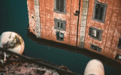 Riflesso di palazzo in un canale nel quartiere Venezia a Livorno