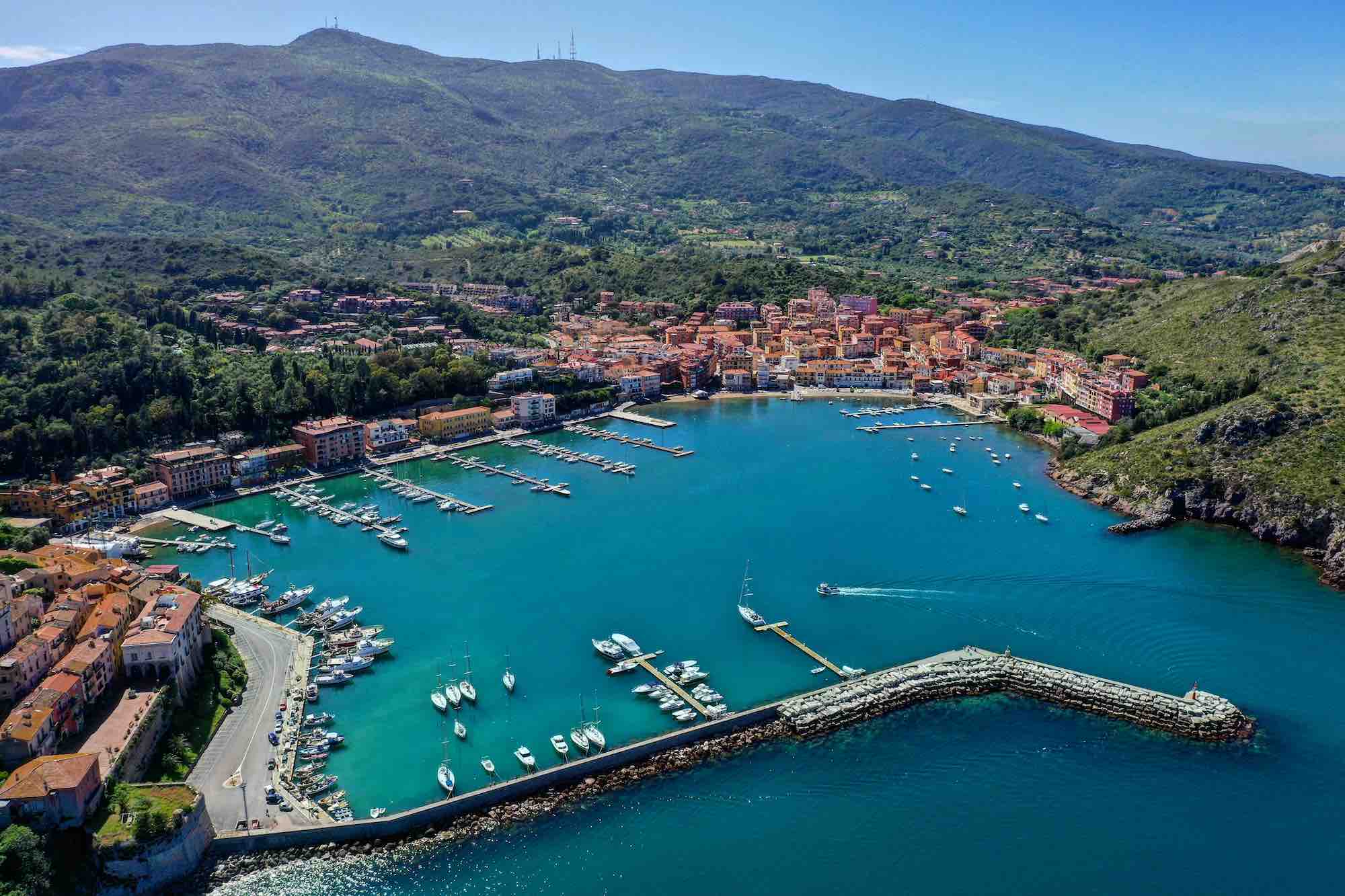 Vista su Porto Ercole, borgo marinaro in Toscana all'Argentario