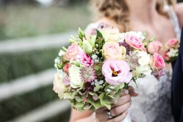 Bouquet floreale da sposa il giorno del matrimonio